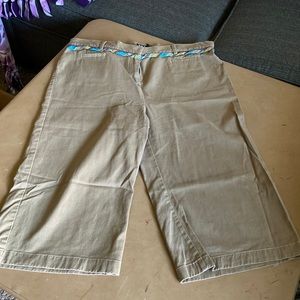 Worthington Capris w/small front Pockets, Size 16, 98%Cotton 2% Spandex